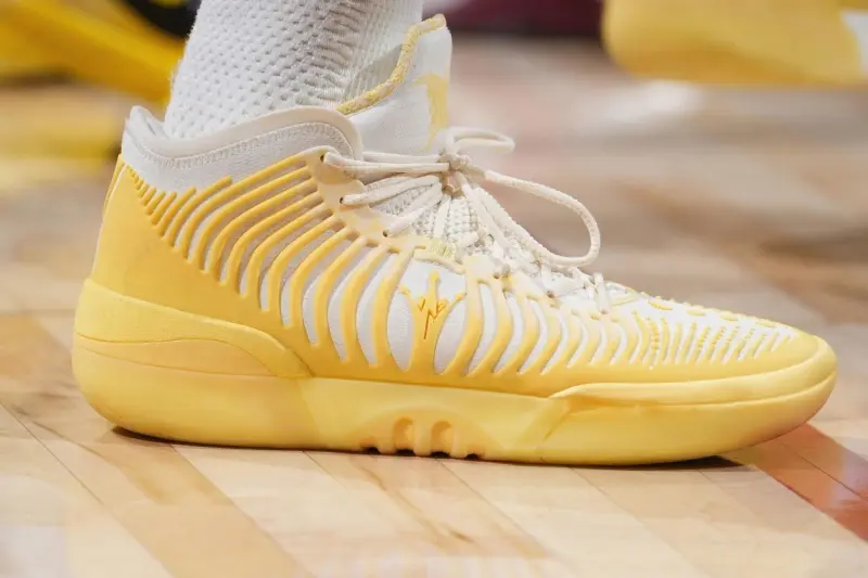 MK体育app下载-约基奇穿着Joker2 GT，得到14分15篮板10助攻2抢断